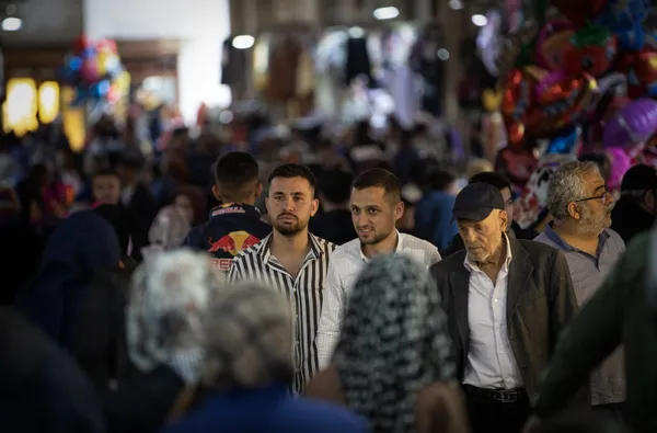 1681891564925.jpg Asrın felaketinde kısmen hasar görmüştü! Tarihi Maraş Çarşısı’nda bayram yoğunluğu - 4