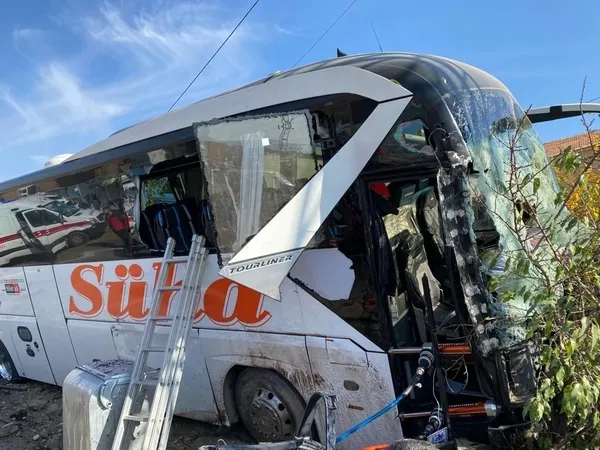 son-dakika-kamyonetle-yolcu-otobusu-carpisti-1-olu-cok-sayida-yarali-1636363788437.jpg Son dakika: Kayseri'de kamyonetle yolcu otobüsü çarpıştı: 1 ölü çok sayıda yaralı - 2