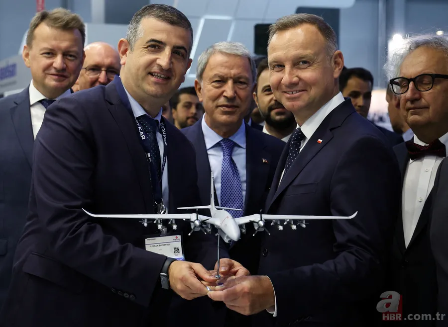 Türkiye'nin 'lider ülke' sıfatıyla yer aldı! Bayraktar TB2 Polonya'daki fuara damga vurdu 5
