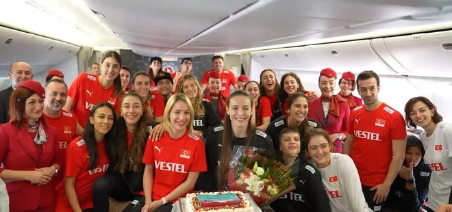 THY’den A Milli Kadın Voleybol Takımı’na uçakta sürpriz kutlama