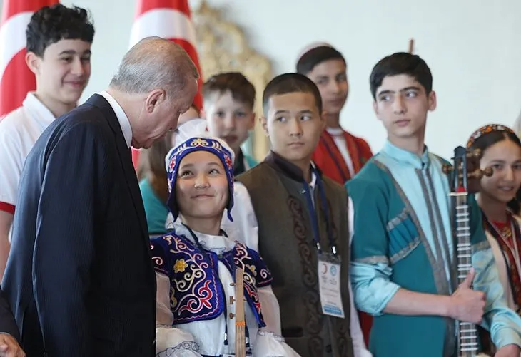 Başkan Recep Tayyip Erdoğan Külliye’de Türk Dünyası Çocukları ile buluştu! 23 Nisan’da renkli kareler...