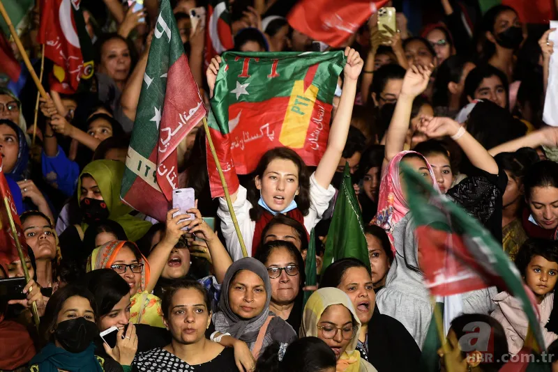 Imran Khan'ın destekçileri Pakistan'da sokağa döküldü! Muhalefete "ABD'nin hainleri" tepkisi 22