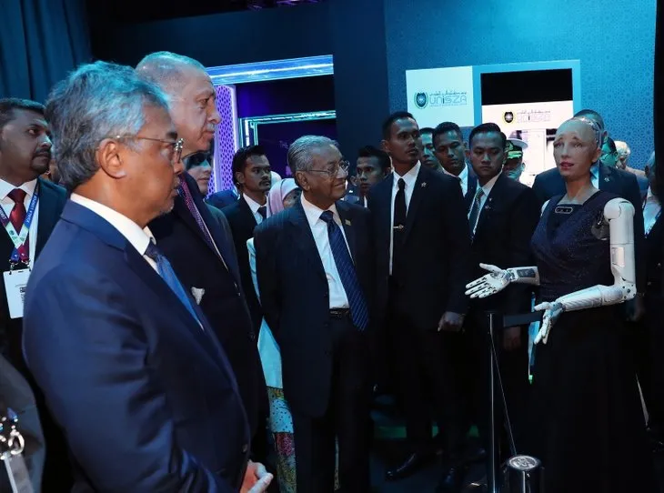 Başkan Erdoğan Kuala Lumpur'da! Oturumun ardından sergi alanını gezdi