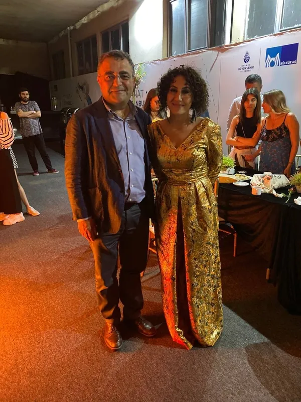 Öcalan posteri önünde konser veren Aynur Doğan İBB organizasyonunda sahne aldı: HDP’li Hüda Kaya ve CHP’li Sezgin Tanrıkulu yalnız bırakmadı