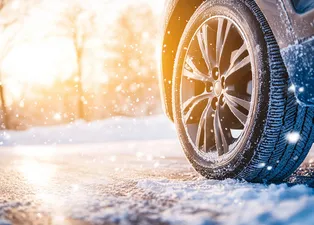 Zorunlu kış lastiği uygulaması bugün başladı: Kimleri kapsıyor, cezası ne kadar?