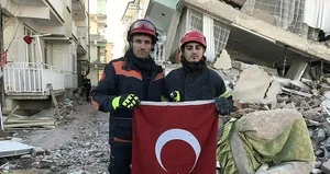 Türk bayrağını enkaz altında bırakmadılar