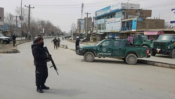 Son dakika: Afganistan'da siyasi liderlerin bulunduğu törene silahlı ve bombalı saldırı - 2