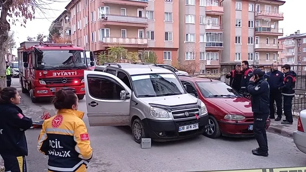 sivasta-korkunc-olay-2-otomobilin-arasinda-sikisarak-can-verdi-1668060124453.jpg Sivas’ta korkunç olay! 2 otomobilin arasında sıkışarak can verdi - 1