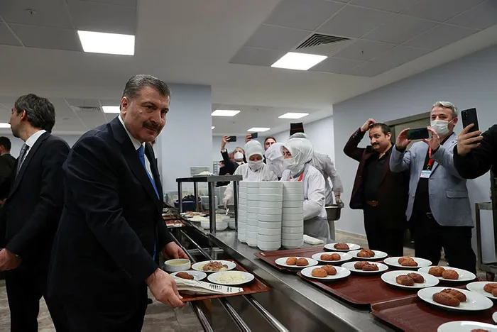 Bakan Fahrettin Koca, Sakarya’da sağlık çalışanlarıyla iftar yaptı - 1