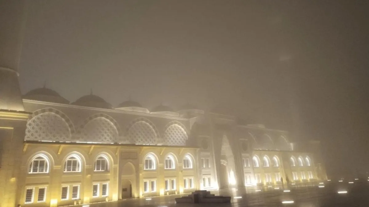 Yoğun sis nedeniyle Çamlıca Camii'nin minareleri görünmez oldu