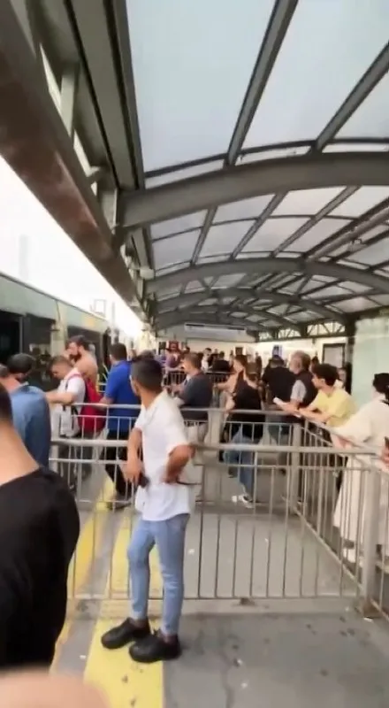 beylikduzunde-cile-yolcu-metrobusun-onunu-kesti-1654801552388.jpg İstanbullular çileden çıktı! Yolcu metrobüsün önünü kesti - 1
