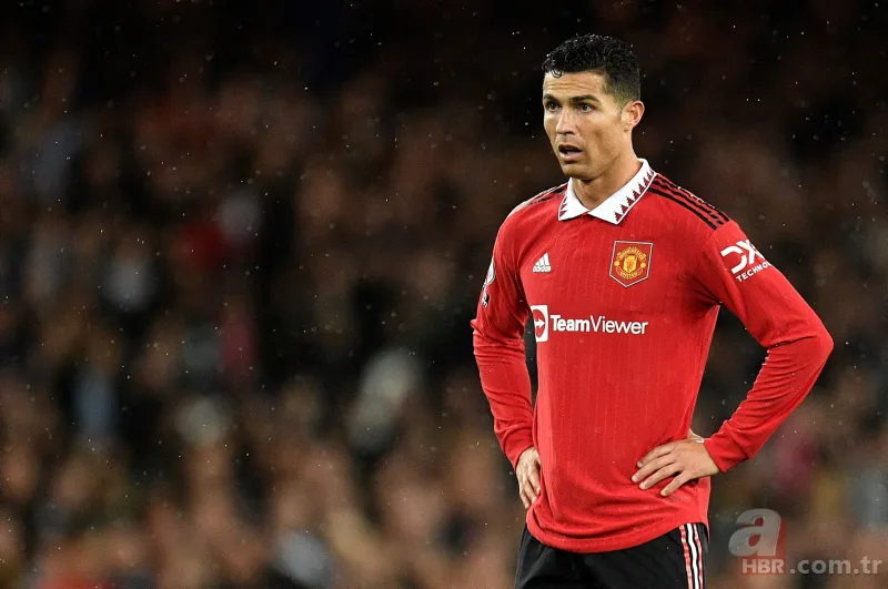 Manchester United Ronaldo'yu sildi! Fotoğraflarını söktüler 6