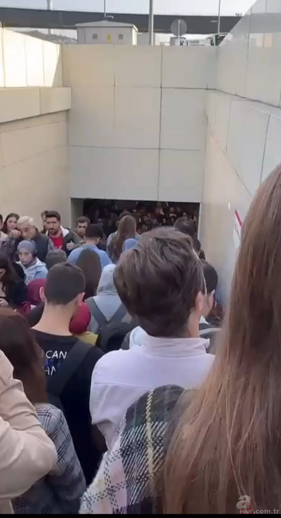 İBB vatandaşı canından bezdirdi! İstanbul’da vatandaşa metrobüs eziyeti 12