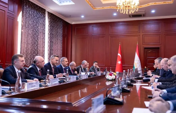 Bakan Hakan Fidan’dan Tacikistan’da önemli görüşmeler! İşbirliği programına imzalar atıldı