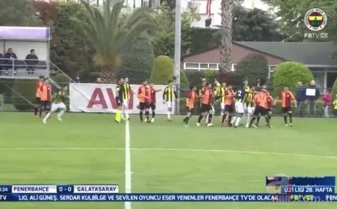 Fenerbahçe - Galatasaray derbisinde gençler birbirine girdi yumruklar konuştu!