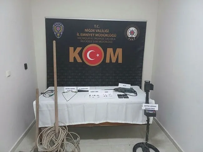 nigdede-duzenlenen-izinsiz-kazi-operasyonunda-17-tarihi-obje-ele-gecirildi-1636983581265.jpg Niğde'de düzenlenen izinsiz kazı operasyonunda 17 tarihi obje ele geçirildi - 1