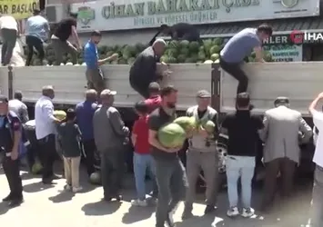 Ahlatlı çiftçi 30 ton karpuz dağıttı