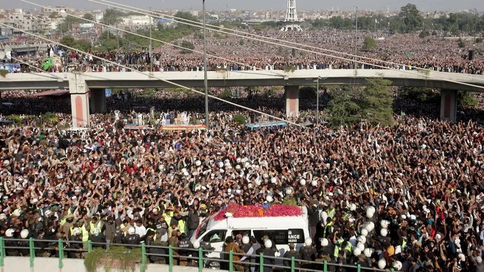 Pakistan'da akılalmaz olay! On binlerce kişi akın etti! Koronavirüsü zerre umursamadılar