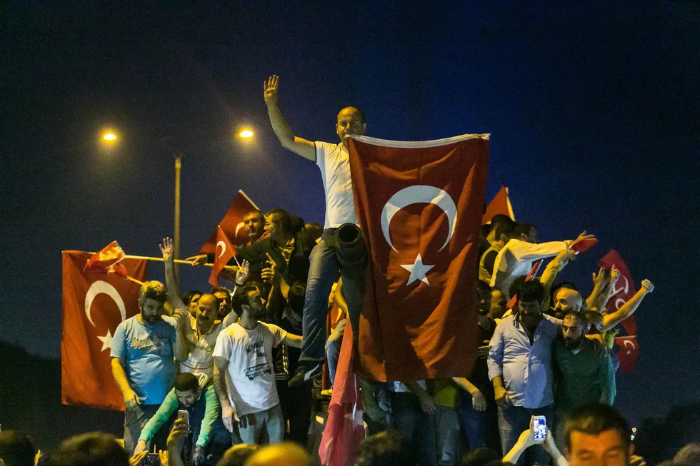 tam-bagimsiz-turkiye-yolunda-ceyrek-asirlik-destan-vesayet-zincirleri-kirildi-milli-irade-tarih-yazdi-1786295873949.jpg Tam bağımsız Türkiye yolunda çeyrek asırlık destan! Vesayet zincirleri kırıldı, milli irade tarih yazdı - 1
