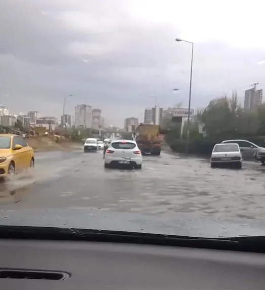 1695927504581.jpg Başkent'i sağanak vurdu! İstanbul'dan sonra Ankara'nın da yolları göle döndü - 3