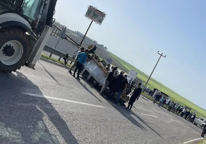 siirtte-2-kamyonet-carpisti-3-yarali-1713546632446.jpg Siirt'te korkunç kaza: 2 kamyonet çarpıştı! Araç takla attı - 1