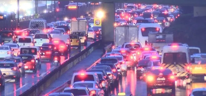 Son dakika: İstanbul’da yağmur çilesi! Trafik ve toplu ulaşım felç