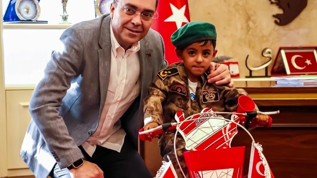 Polis helikopterine Türk bayrağı sallayan küçük Abdullah'a emniyetten anlamlı sürpriz