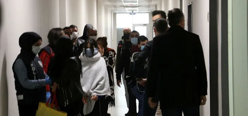 Antalya’da kapı dilini plastik kartla açan ‘altın kızlardan’ 1 milyonluk vurgun