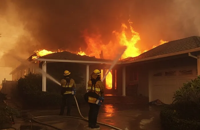 los-angeles-yanginlari-amerikaya-pahaliya-patlayacak-dudak-ucuklatan-maliyet-alevler-icindeki-evler-4-milyon-d-1736690759222.jpg Foto: EPA