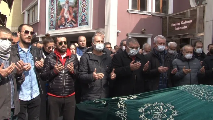 oyuncu-huseyin-elmalipinar-icin-gozyaslari-icinde-son-yolculuguna-ugurlandi-1646400458524.jpg Oyuncu Hüseyin Elmalıpınar için gözyaşları içinde son yolculuğuna uğurlandı - 1