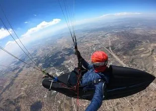 8 saat 15 dakika havada kaldı! Çorum’dan Konya’ya paraşütle uçtu