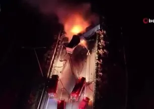 Manisa’da kaza yapan tırlar alev aldı