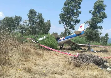 İzmir'de özel bir uçak araziye düştü