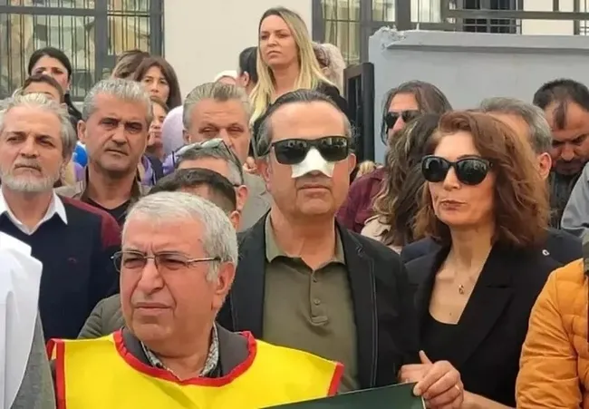 mersinde-okul-bahcesinde-veli-ogretmen-kafa-atip-burnunu-kirdi-1708441029126.jpeg Mersin’de okul bahçesinde veli öğretmen kafa atıp burnunu kırdı - 2