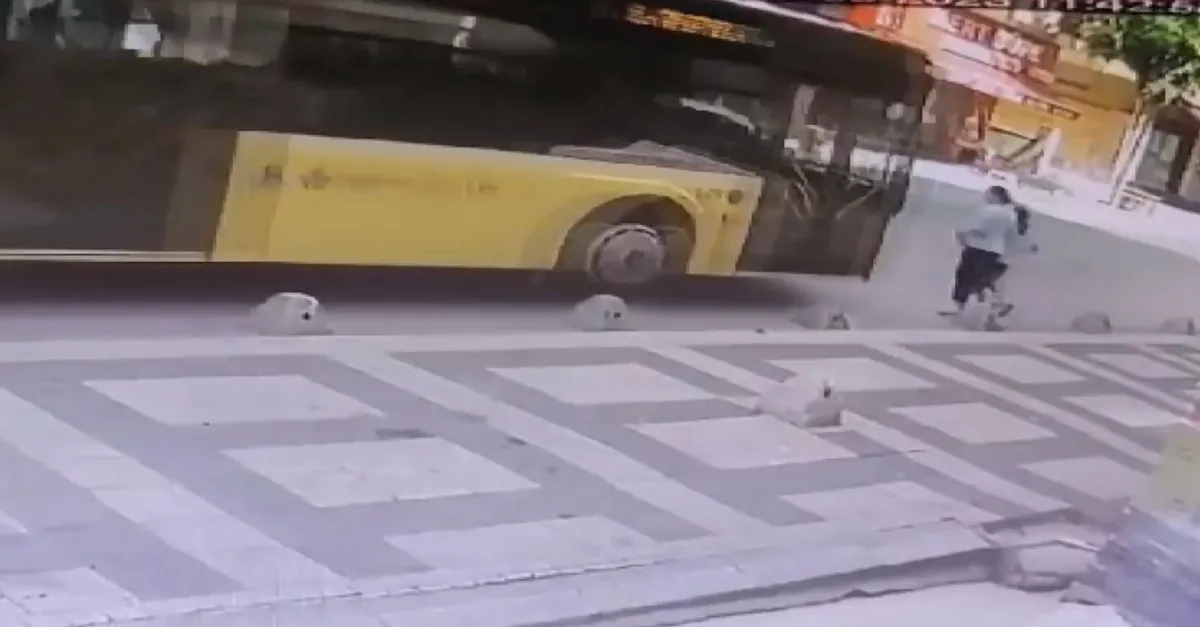 İstanbul Ümraniye'de İETT otobüsünün 2 çocuğa çarpması güvenlik kamerasında