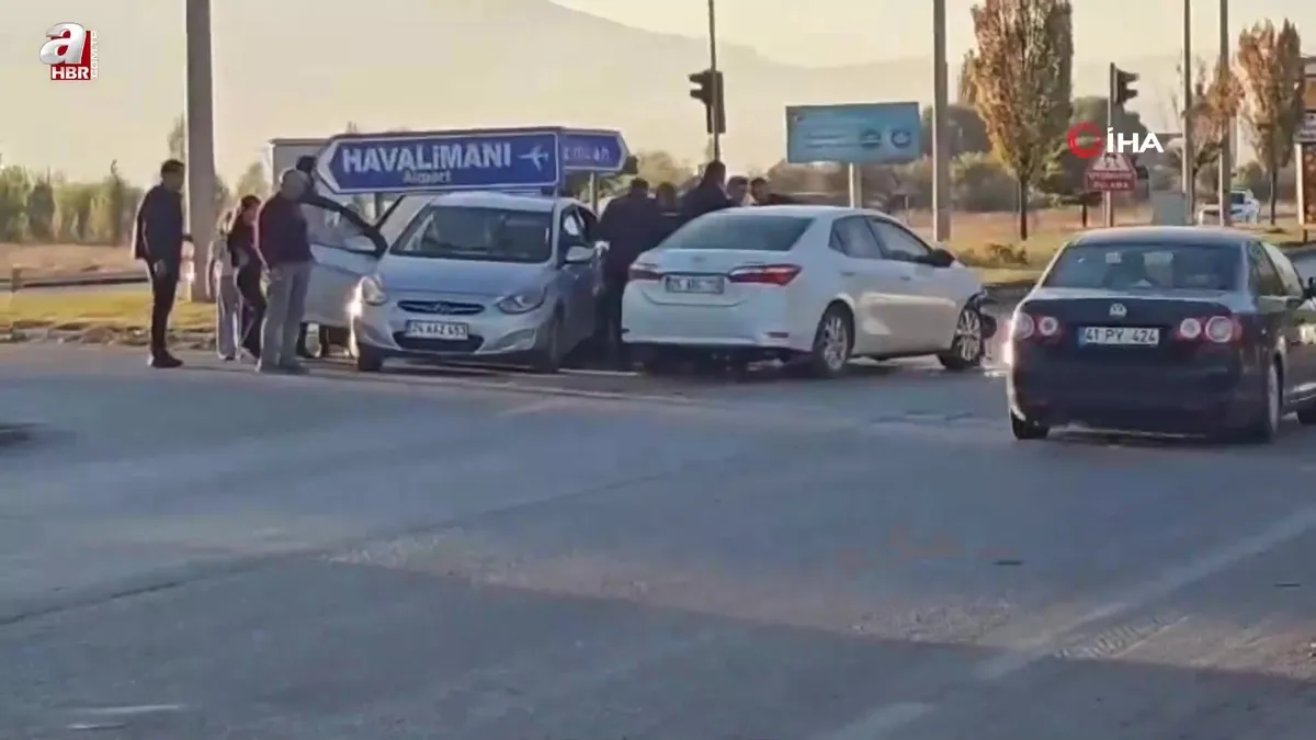 Erzincan’da iki otomobil çarpıştı: 5 yaralı