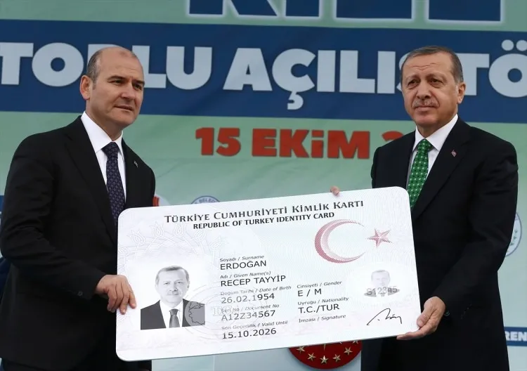 Erdoğan yeni kimlik kartını Süleyman Soylu'nun elinden aldı - 1