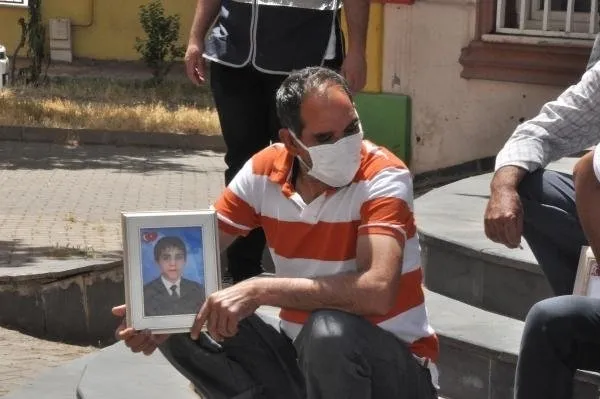 Evlat nöbetindeki baba HDP'ye isyan etti: Çocuğumu PKK'ya sattılar - 3
