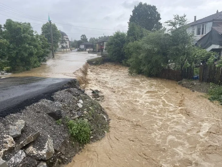 Sağanak yağış Düzce'de hayatı felç etti! Batı Karadeniz'de sel ve heyelan tehlikesi