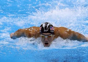 Michael Phelps altın madalya sayısını 22'ye çıkardı!