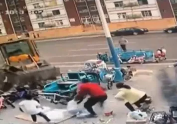 Yerde uzanan çocuğunu son anda kurtardı