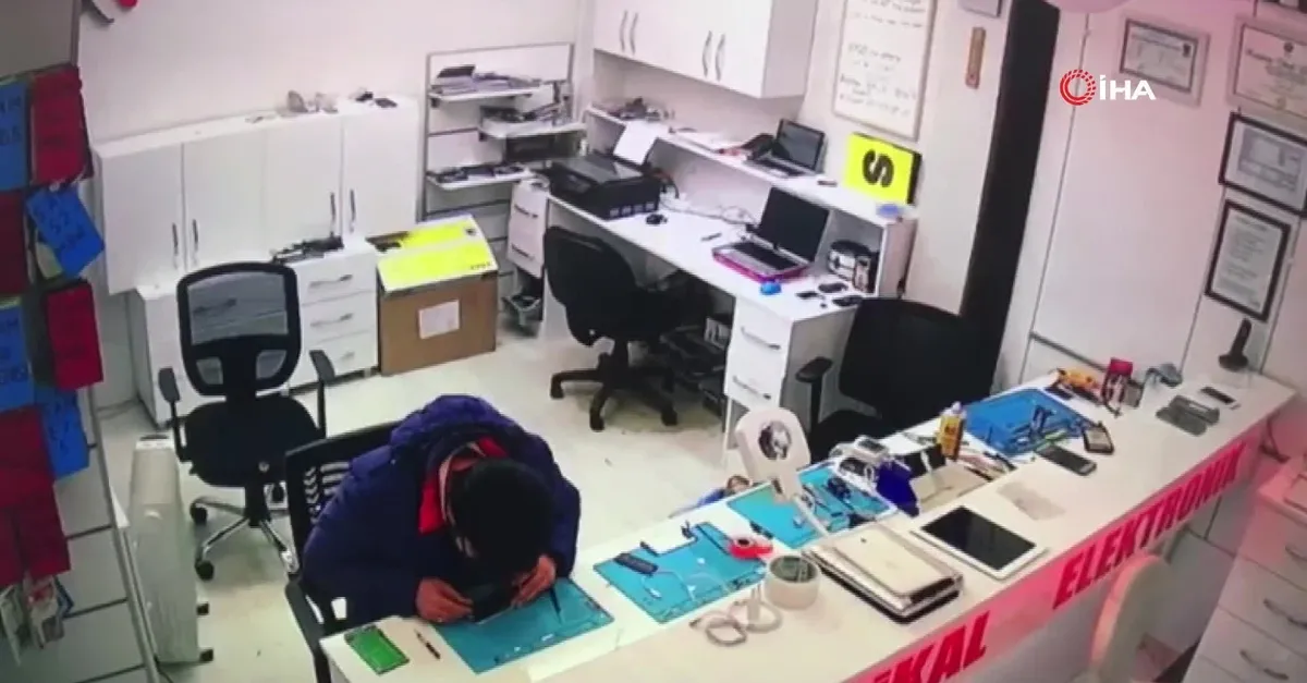 Cep telefonu bataryası bomba gibi patladı