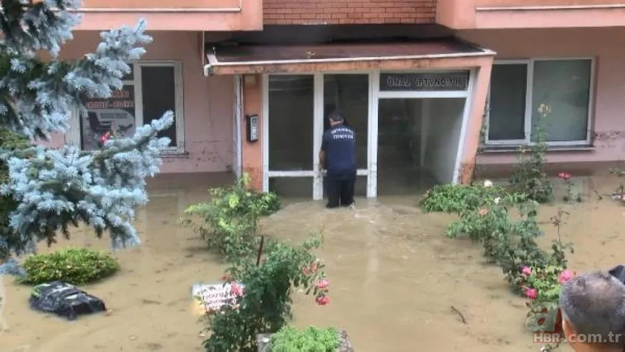 İstanbul'u sağanak vurdu! Yollar göle döndü, araçlar sulara gömüldü | Eminönü'nde dükkanları su bastı | Beykoz'da istinat duvarı çöktü 6