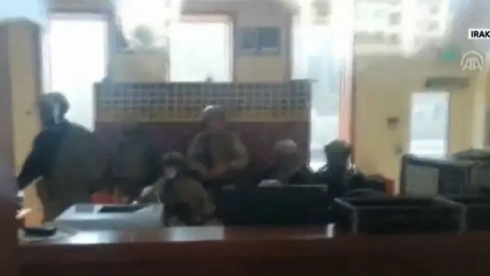 Iraklı protestocular ABD’nin Bağdat Büyükelçiliği binasına girdi! İçeriden görüntüler geldi...