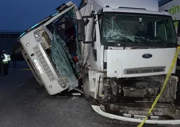 İşçi servisi kamyonla çarpıştı: Yaralılar var
