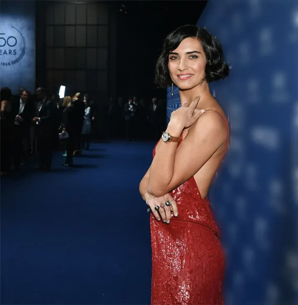 Kırmızılı kadın Tuba Büyüküstün yine büyüledi… - 1