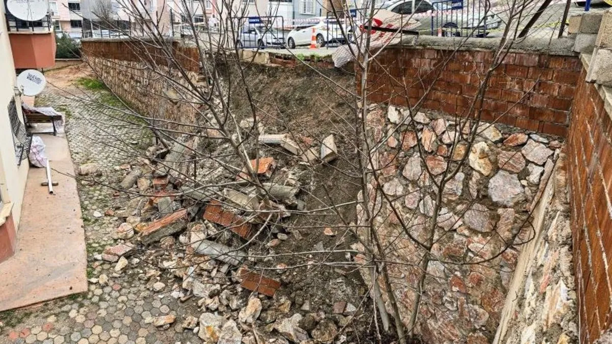 İstinat duvarı devrildi: Faciadan dönüldü