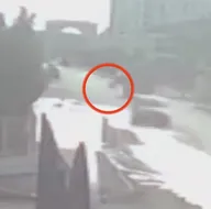 Köpekten kaçarken kamyonun altında kalmıştı!