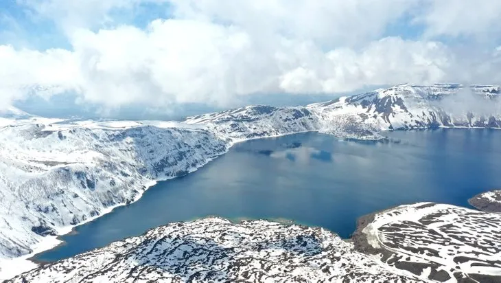 Masal dünyasını andıran görüntüler! Nemrut Krater Gölü büyüledi