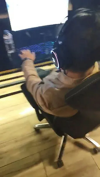 Koronavirüs tedbirlerine rağmen oyun partisi düzenleyen gamerlara ceza yağdı - 1
